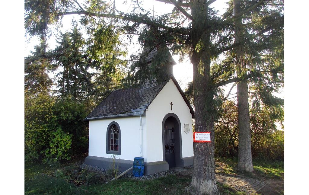 Die kleine 1912 erbaute Röder-Kapelle auf der Moselhöhe oberhalb von Niederfell (2020).