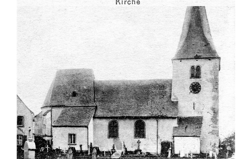Historische Abbildung der Pfarrkirche Berglicht mit dem Kirchhof im Vordergrund (um 1900)