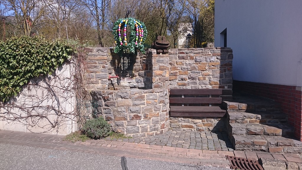 Frontansicht des Brunnens in der Rosenstraße in Seibersbach (2017)