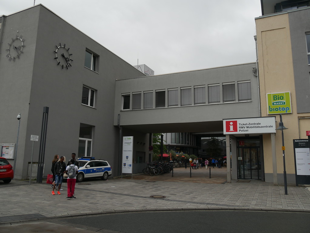Nordansicht des Hauptgebäudes des Bahnhofs Limburg (2017)