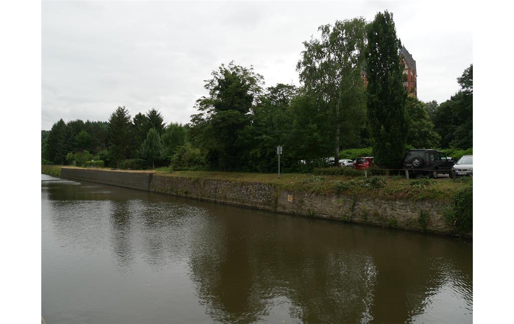 Kanal der Schleuse Limburg, Blick auf die Schleuseninsel, ihr befestigtes Ufer und den Dom (2017)