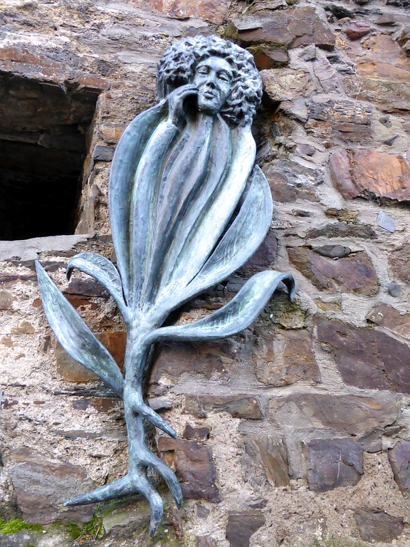 Bronzeskulptur Valeriana an der Stadtmauer Ahrweiler (2018)