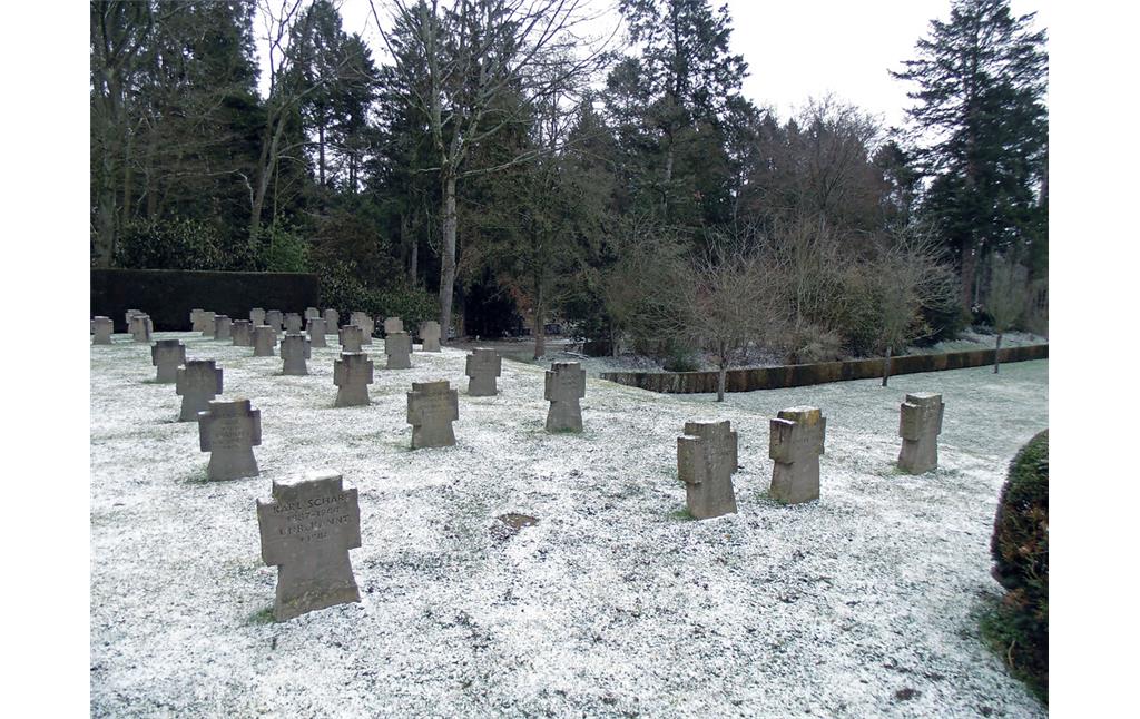 Gräberreihen am Rande der Erhebung der Anlage des Gräberfelds für deutsche Kriegsopfer auf dem Westfriedhof in Köln-Vogelsang (2021).