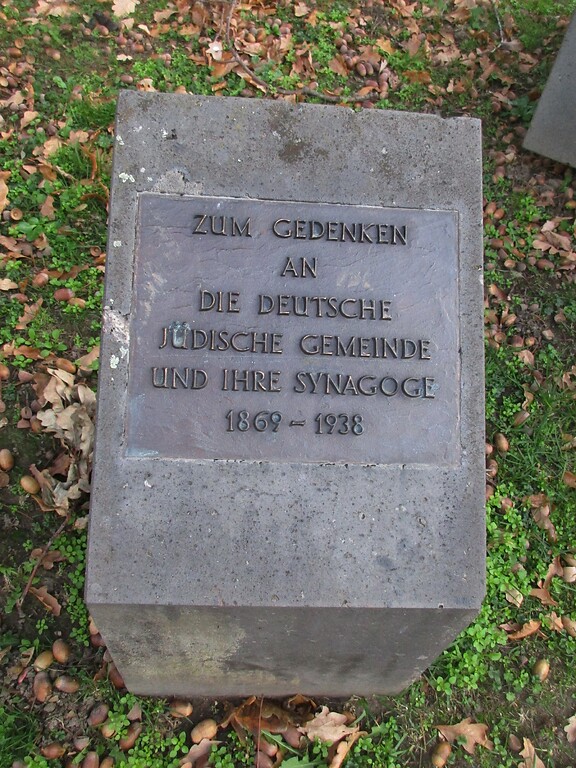 Gedenkstein im Bereich des früheren Gedenkstein im Bereich des früheren Standorts der im Zuge des Novemberpogroms von 1938 zerstörten und nach 1945 abgerissenen Synagoge Remagen (2020).