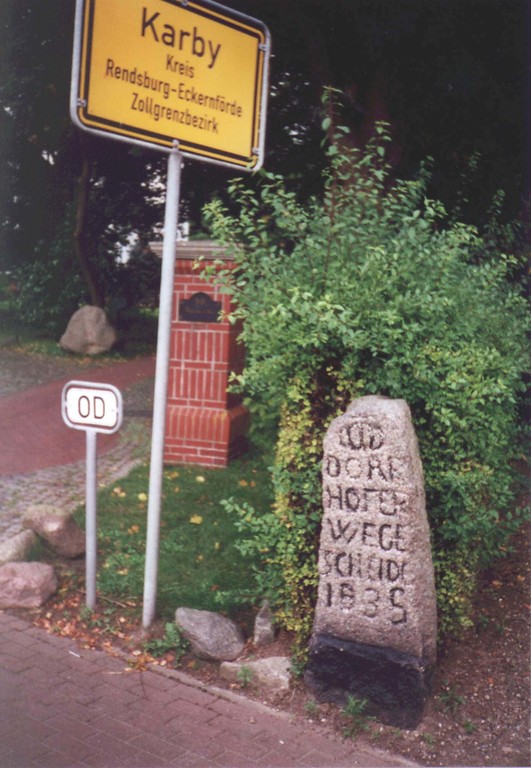 Grenzstein Eckernförder Straße 55, Südausgang Karby an der Grenze zu Dörphof (2001)
