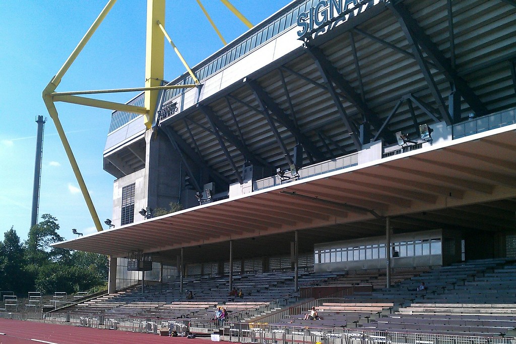 Tribüne des Stadions "Kampfbahn Rote Erde" vor dem heutigen Signal-Iduna-Park, dem ehemaligen Westfalenstadion in Dortmund (2011).