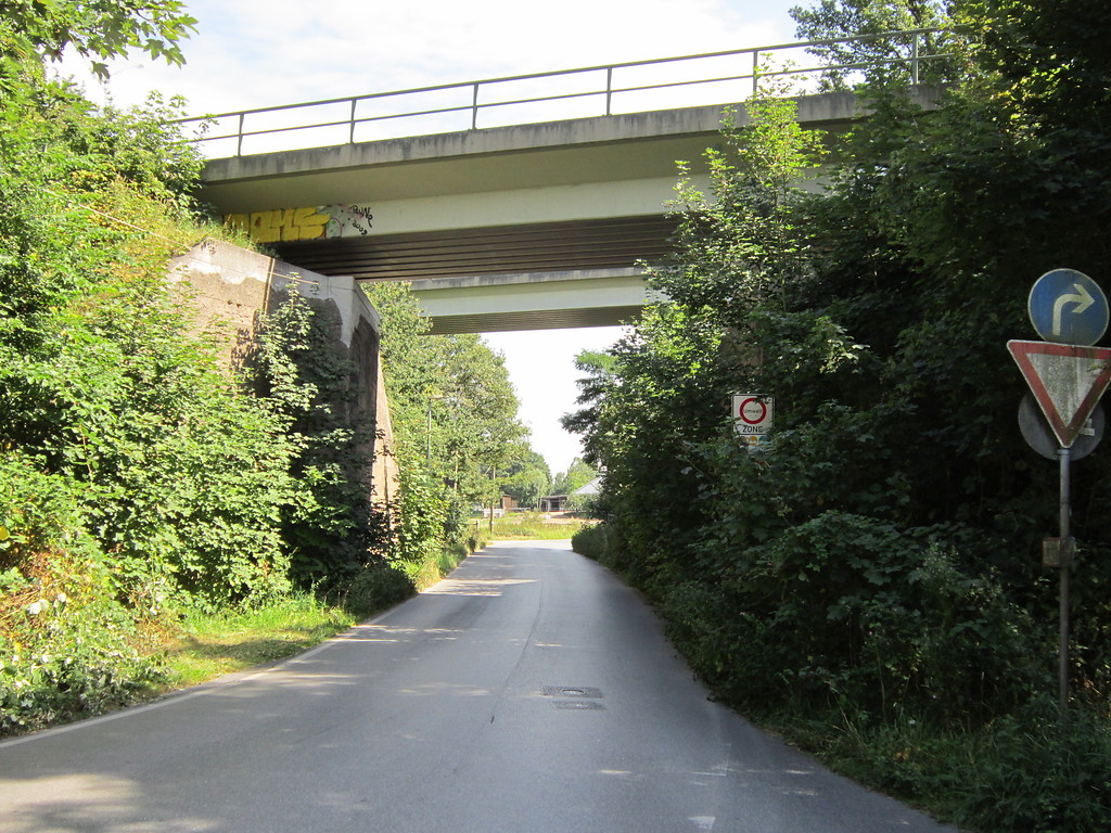 Eisenbahnbrücke bei Gerdt in Duisburg, nördlicher Brückenzug über die Elisenstraße, Blick von Norden (2012)