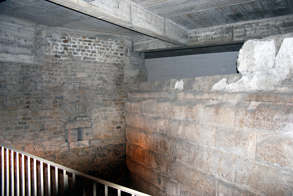 Die Nordwand des so genannten Ubiermonuments (Hafenturm, Turm 47), der älteste datierte römische Steinbau in Deutschland. Zu sehen ist der Anschluss an die römische Stadtmauer (2009).