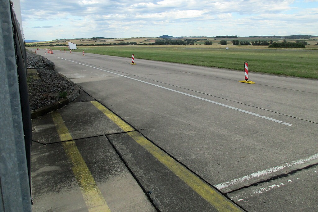 Blick auf eine Start- und Landebahn des früheren Heeresflugplatzes Mendig, heute ziviler Sonderlandeplatz (2020); hier wurden 1969-1971 die "Flugplatzrennen Mendig" ausgetragen.