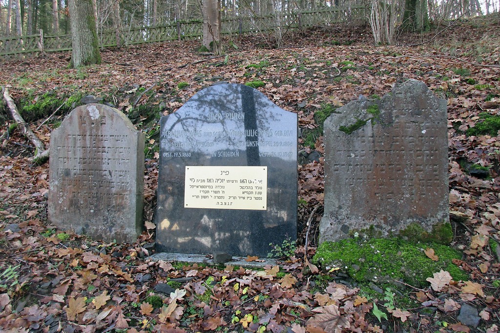 Grabsteine auf dem jüdischen Friedhof am Ruppenberg in Schleiden (2016)