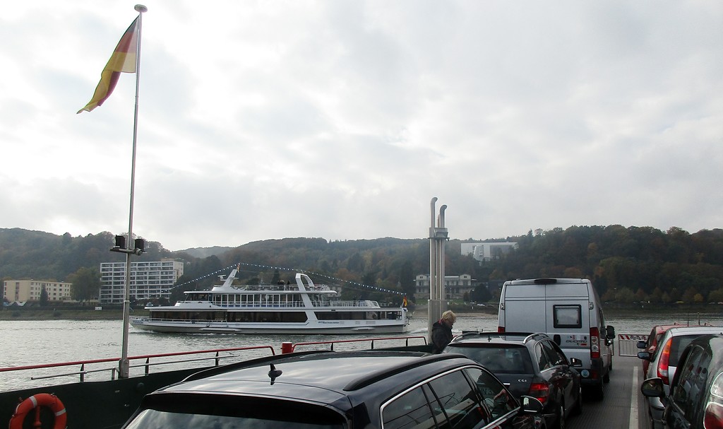 Die Rheinfähre "Siebengebirge" auf ihrer Fahrt von Bad Honnef-Lohfeld nach Remagen-Rolandseck (2016). Ein Passagierschiff quert den Fährweg.