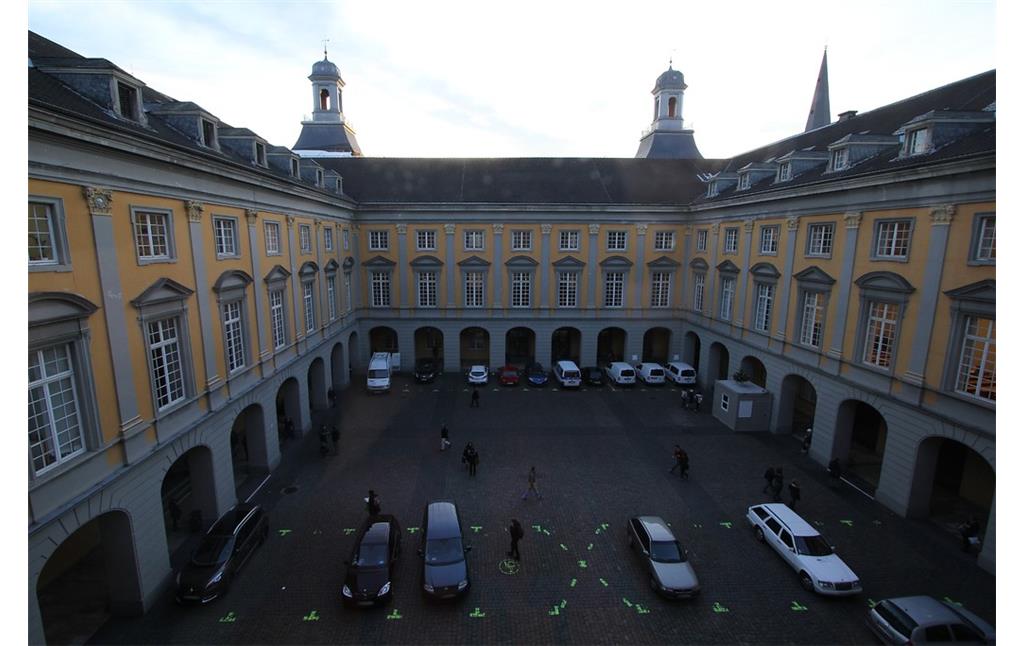 Der Arkadenhof im Inneren des Hauptgebäudes der Universität Bonn, der ehemaligen kurfürstlichen Residenz (2013)