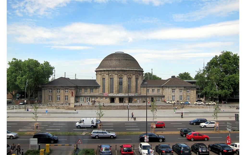 Das Gebäude des Bahnhofs Köln Messe/Deutz mit dem Bahnhofsvorplatz (2014)