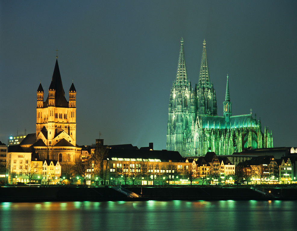 Blick auf den Kölner Dom und die Kirche Groß St. Martin in der Kölner Altstadt mit dem Rhein im Vordergrund in der Abenddämmerung (2007)