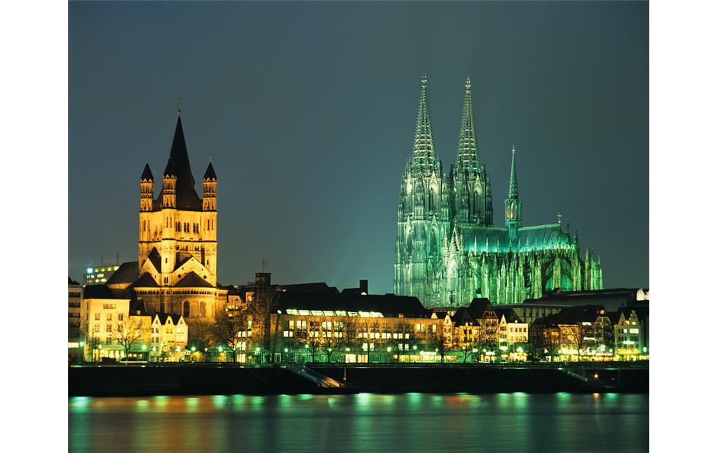 Blick auf den Kölner Dom und die Kirche Groß St. Martin in der Kölner Altstadt mit dem Rhein im Vordergrund in der Abenddämmerung (2007)