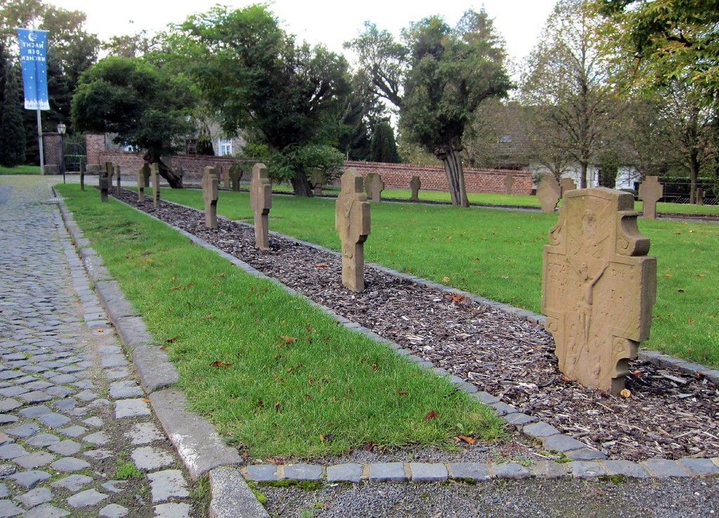 Grabsteine aus der untergegangenen Ortschaft Sand an der Pfarrkirche Sankt Georg in Altenrath (2011)