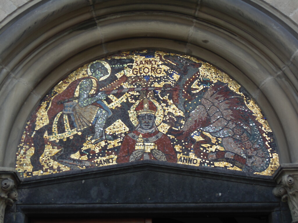 Detailaufnahme des Mosaiks über dem Eingangsportal zur Stiftskirche St. Georg in der Georgstraße in Köln-Altstadt/Süd (2021).
