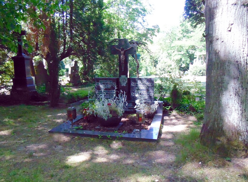 Die Grabstätte der Familie Stommelen auf dem Melatenfriedhof in Köln-Lindenthal (2020), in dem auch der Rennfahrer Rolf Stommelen (1943-1983) seine letzte Ruhestätte fand.
