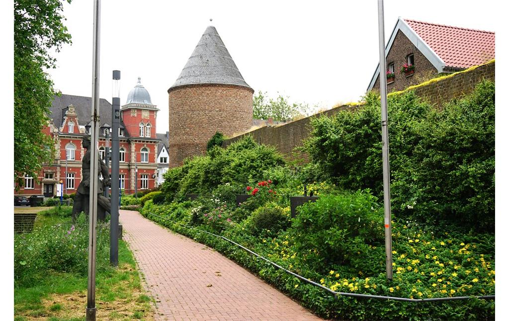 Viersen-Dülken, historischer Ortskern (2021). Gefangenenturmgarten mit dem Gefangenenturm im Hintergrund.