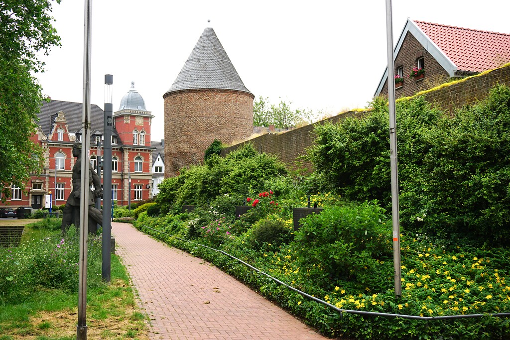 Viersen-Dülken, historischer Ortskern (2021). Gefangenenturmgarten mit dem Gefangenenturm im Hintergrund.