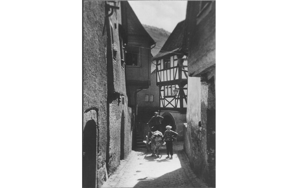 Historische Fotografie des Alten Rathauses in Briedel (um 1920).