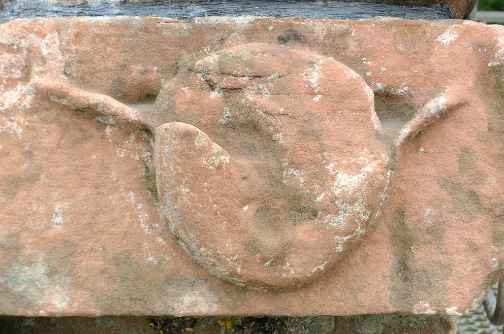 Tierkopf, eingemeißelt in einen Sandstein aus dem Mauerverbund des Turmes am Aschbacherhof (2018).