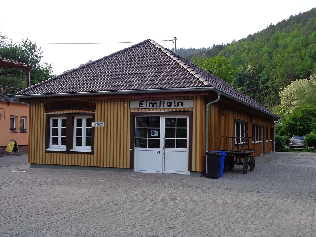 Neu errichtetes Bahnhofsgebäude in Elmstein (2017/1018)