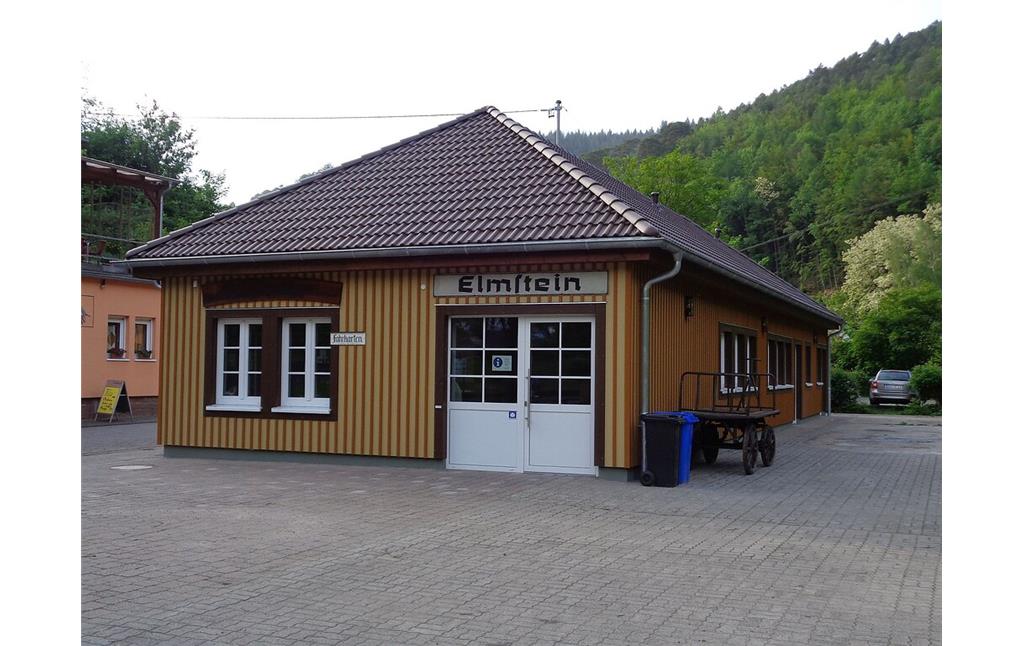 Neu errichtetes Bahnhofsgebäude in Elmstein (2017/1018)