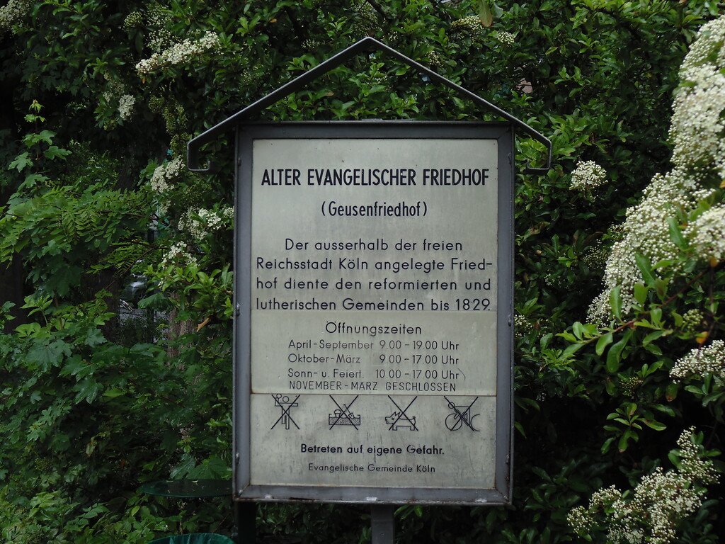 Informationstafel im Eingangsbereich des evangelischen Geusenfriedhofs in Köln-Lindenthal (2021).