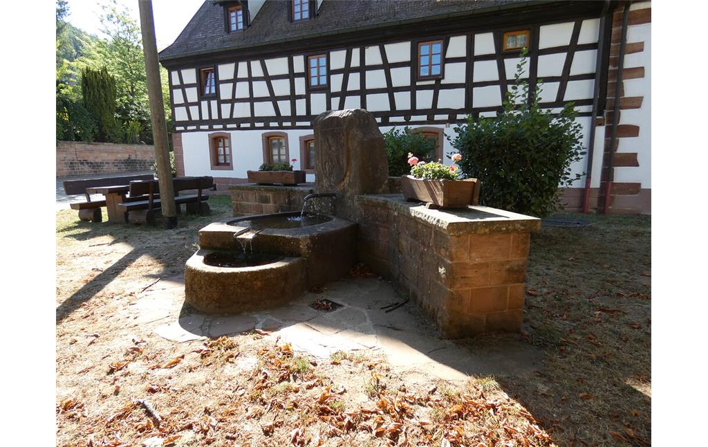 Brunnen mit Ortswappen der Ortsgemeinde Steinalben (2022)
