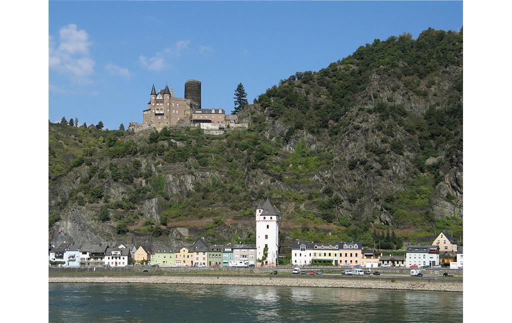 Burg Katz oberhalb von Sankt Goarshausen mit dem "Eckigen Turm" zentral im Bild (2009)