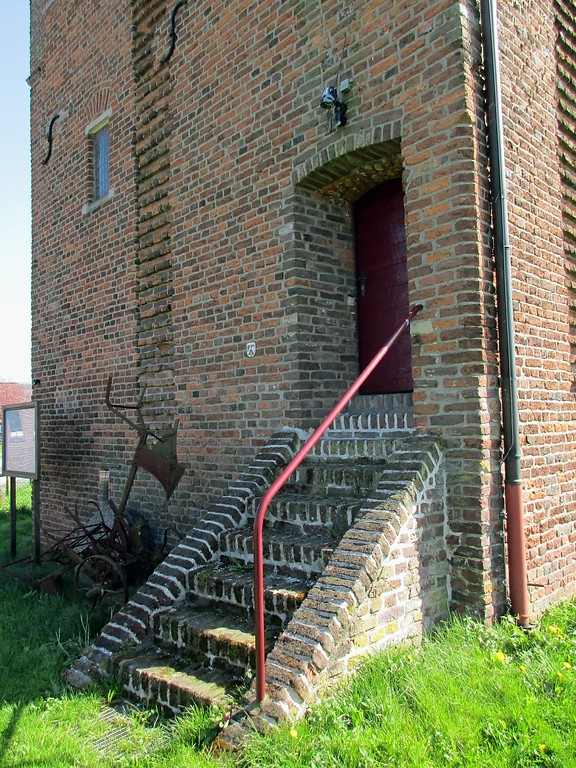 Der über eine Treppe erreichbare Eingang an der Nordseite des Battenbergturms in Rees-Haldern (2016).