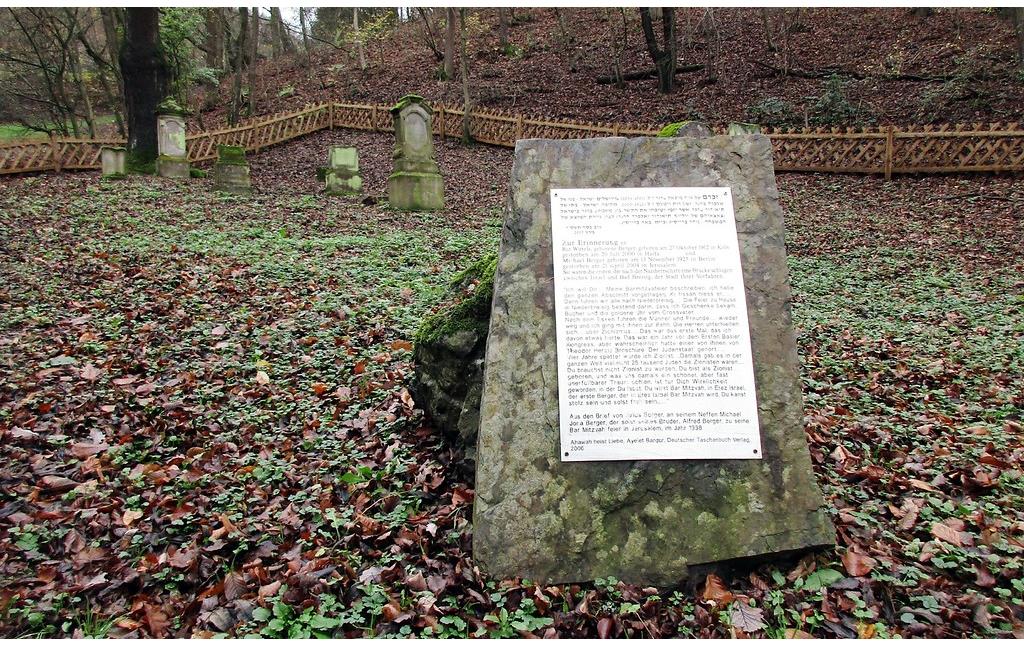 Grabstein mit einer Erinnerungs- bzw. Gedenktafel auf dem Judenfriedhof "am Kesselberg" in Bad Breisig-Niederbreisig (2015).