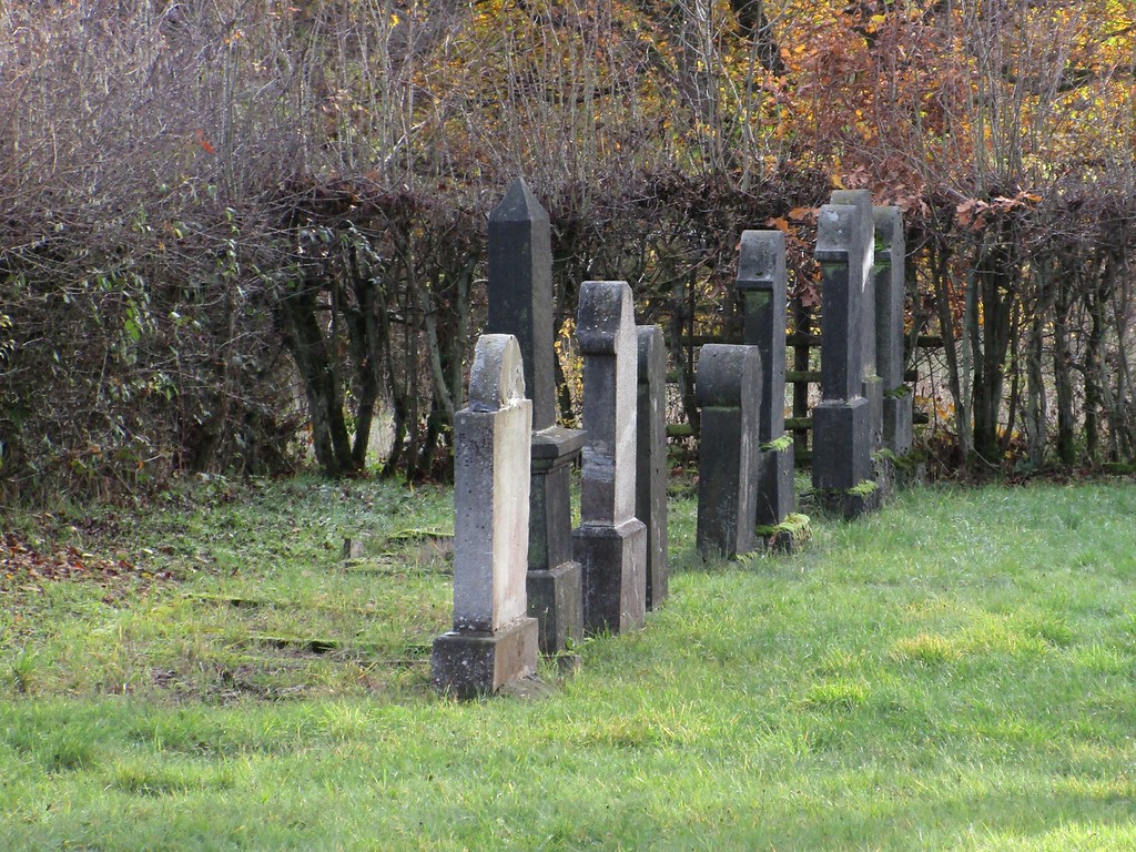 Die östliche Gräberreihe auf dem Judenfriedhof in Kaisersesch (2015)