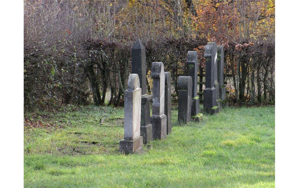 Die östliche Gräberreihe auf dem Judenfriedhof in Kaisersesch (2015)