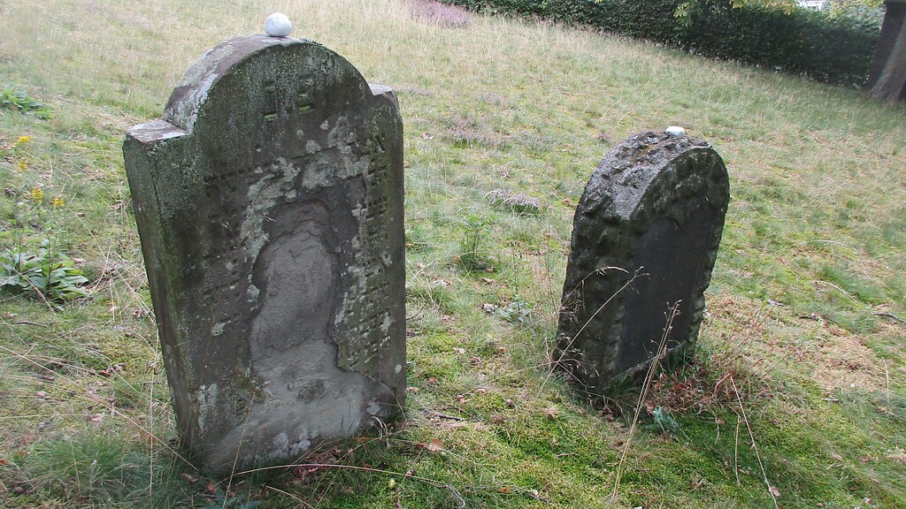 Zwei Grabsteine auf dem Gräberfeld des jüdischen Friedhofs Kommern (2020).