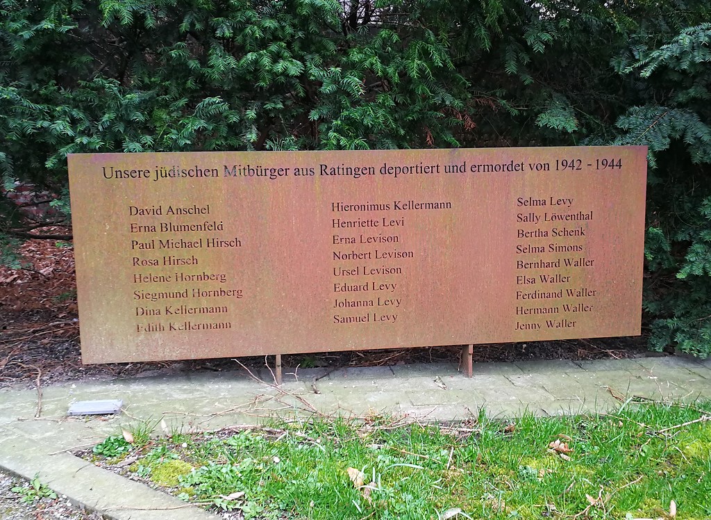 Gedenktafel für die deportierten und ermordeten Ratinger Juden am jüdischen Friedhof in der Werdener Straße (2019).