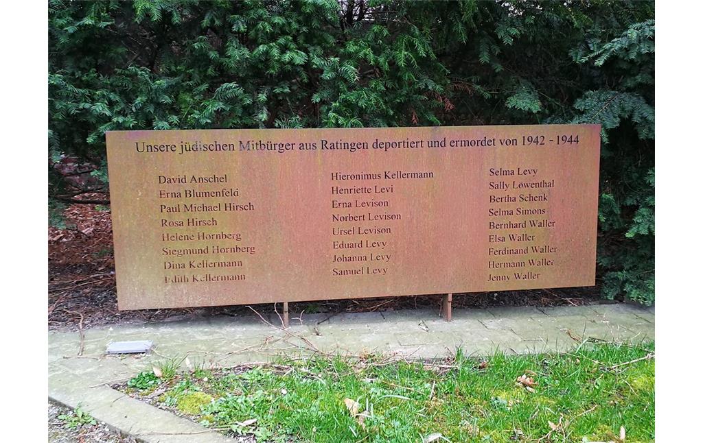 Gedenktafel für die deportierten und ermordeten Ratinger Juden am jüdischen Friedhof in der Werdener Straße (2019).