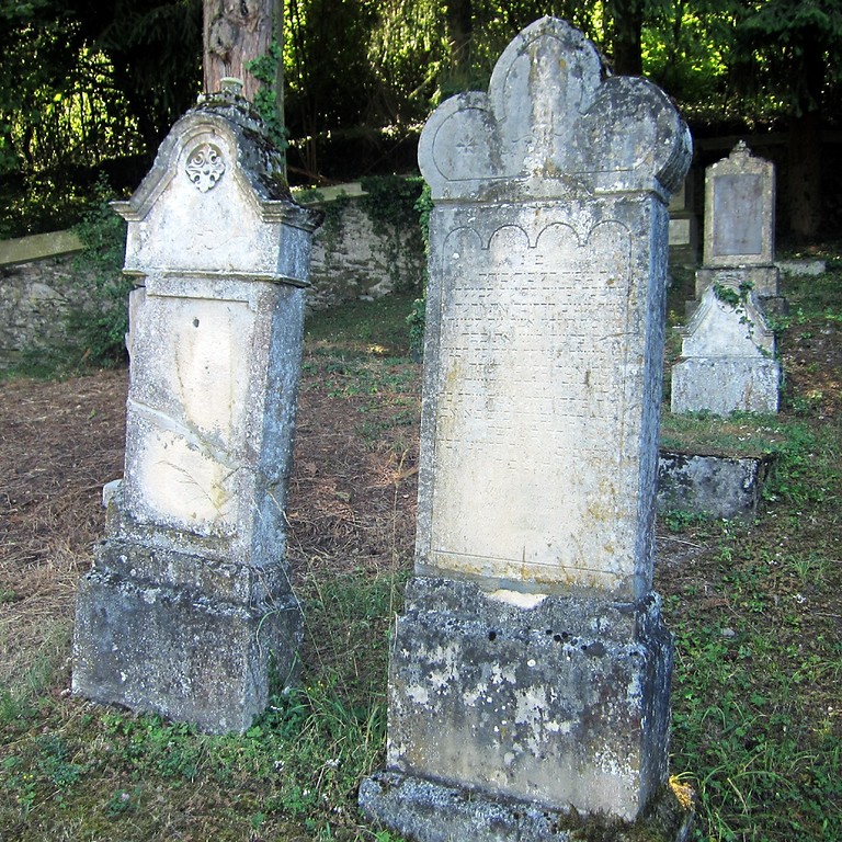 Einzelne Grabsteine auf dem oberen Teil des Gräberfelds auf dem neuen jüdischen Friedhof Kelberger Straße in Cochem (2015). Links die den Begräbnisplatz umgebende Friedhofsmauer.