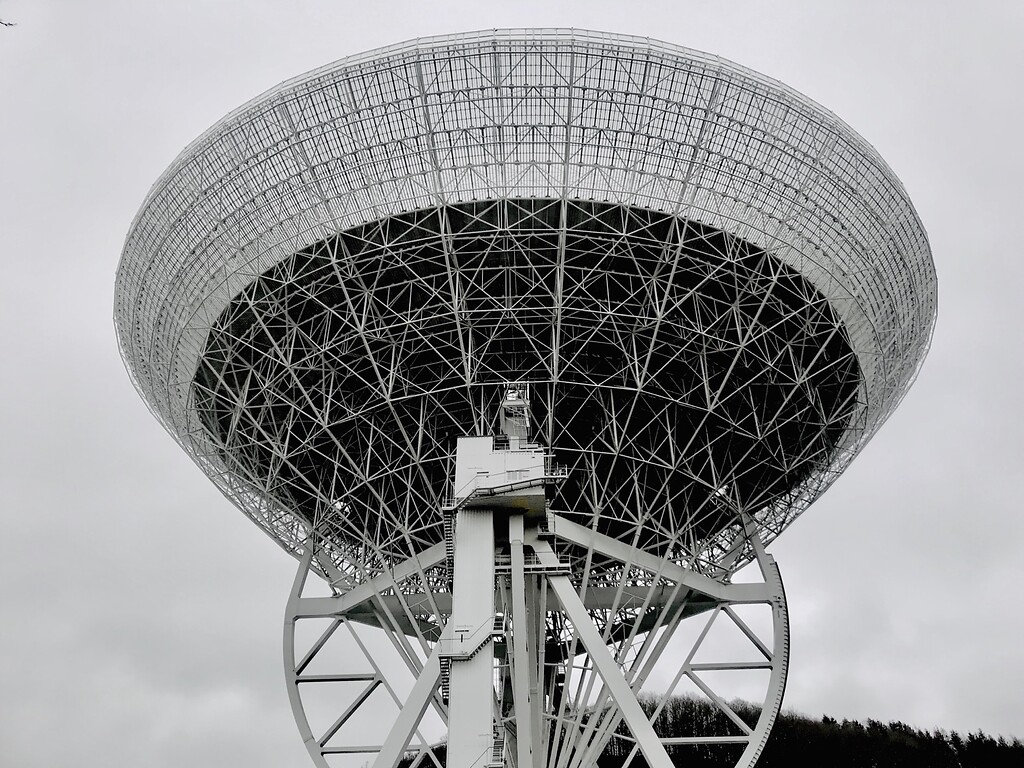 Der 100 Meter Durchmesser umfassende Parabolspiegel des Radioteleskops Effelsberg bei Bad Münstereifel (2020).