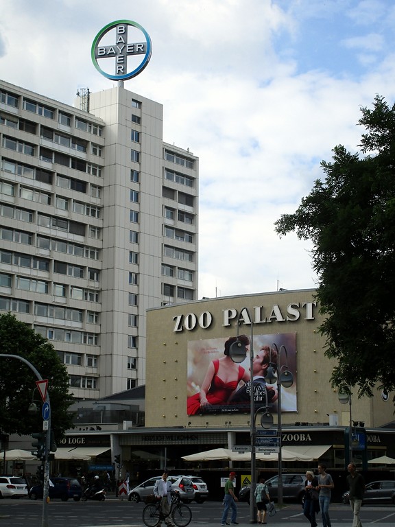 Hardenbergplatz in der Bundeshauptstadt Berlin mit dem Kino "Zoo Palast" und einem Hochhaus mit "Bayer-Kreuz" (2016).