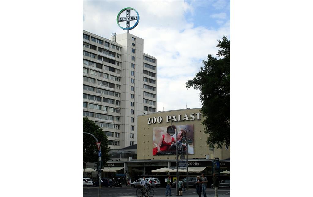 Hardenbergplatz in der Bundeshauptstadt Berlin mit dem Kino "Zoo Palast" und einem Hochhaus mit "Bayer-Kreuz" (2016).