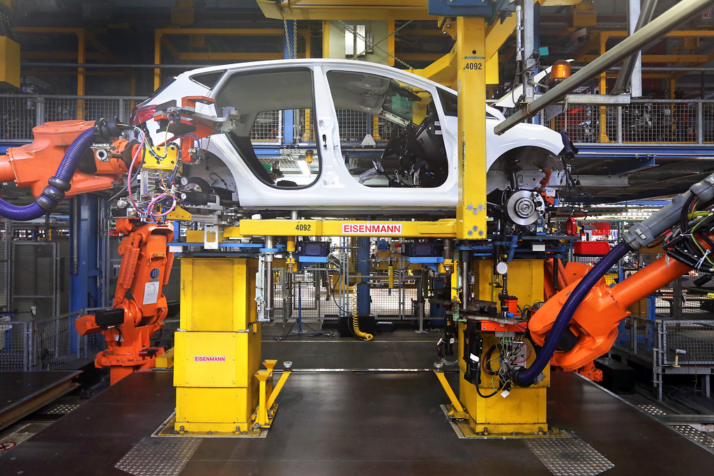 Fließbandproduktion des Ford Fiesta im Köln-Niehler Ford-Werk (2017), Roboter unterstützen die Montage der Fahrzeuge.