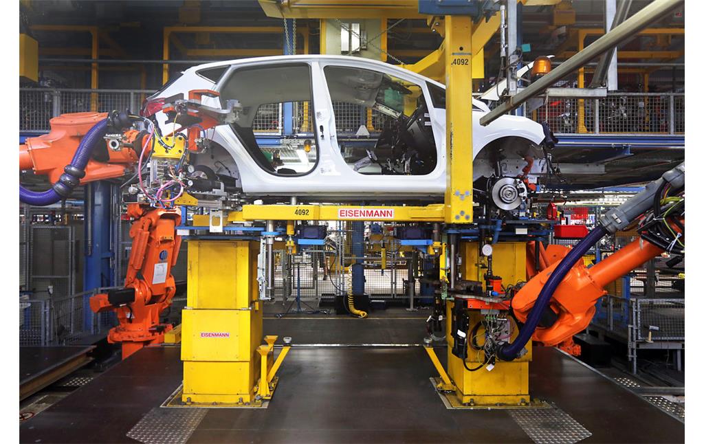 Fließbandproduktion des Ford Fiesta im Köln-Niehler Ford-Werk (2017), Roboter unterstützen die Montage der Fahrzeuge.