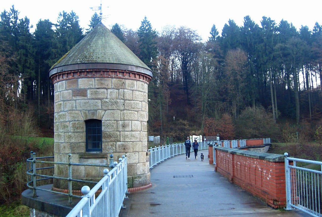 Blick über die westliche Seite der Staumauer der Ronsdorfer Talsperre mit dem Pegelhäuschen bei Wuppertal (2014).