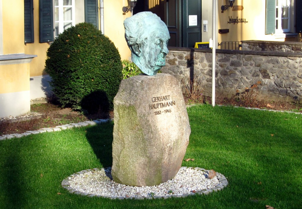 Denkmal für den schlesischen Dramatiker und Schriftsteller Gerhart Hauptmann (1862-1946) vor Haus Schlesien in Königswinter-Heisterbacherrott (2014)