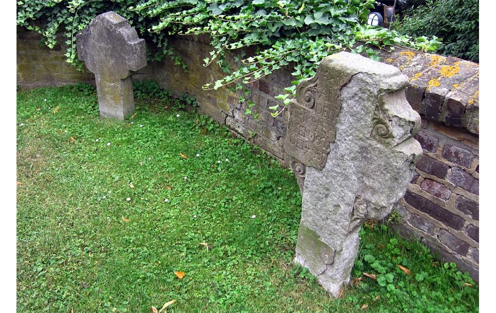 Zwei Grabsteine auf dem Friedhof an der Kirche Alt St. Ulrich in Frechen-Buschbell (2013)