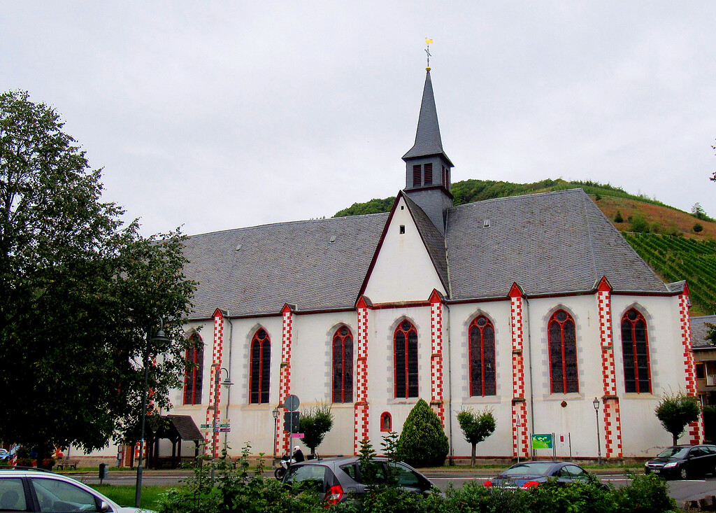 Außenansicht der katholischen Pfarrkirche St. Michael in Zell-Merl (2020).