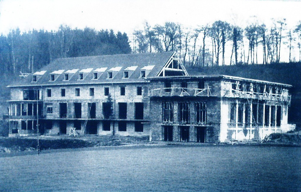 Aufnahme von 1949: Der offene Rohbau der Sportschule Hennef, Ansicht von Westen.