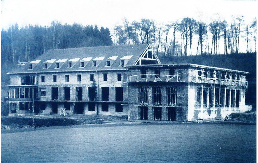 Aufnahme von 1949: Der offene Rohbau der Sportschule Hennef, Ansicht von Westen.